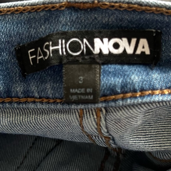 Fashion Nova Straight Leg Mid Rise Medium Blue Wash Size 3 - Picture 8 of 10